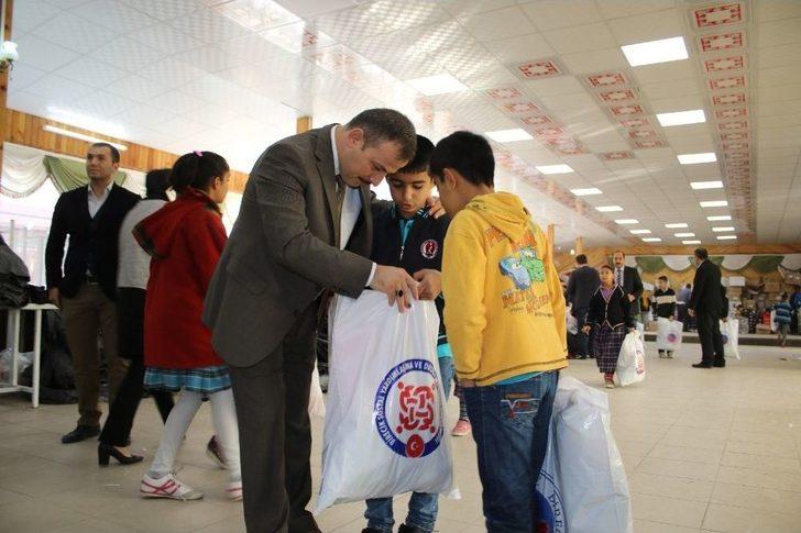 İhtiyaç Sahibi 2 Bin Öğrenciye Giyim Yardımı G4