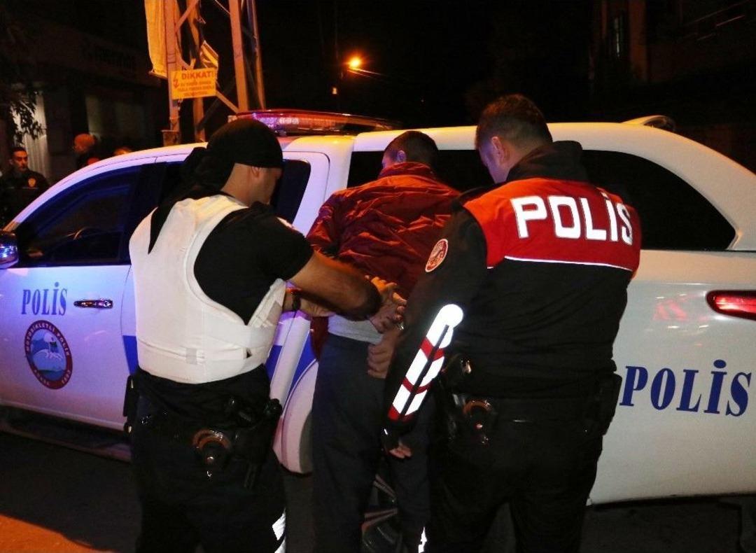 Adana&rsquo;da Torbacıyı G&ouml;zaltına Alan Polise Saldırı