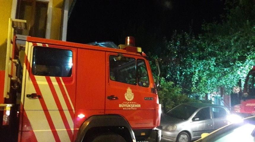 &Uuml;sk&uuml;dar&rsquo;da Ahşap Evde Yangın