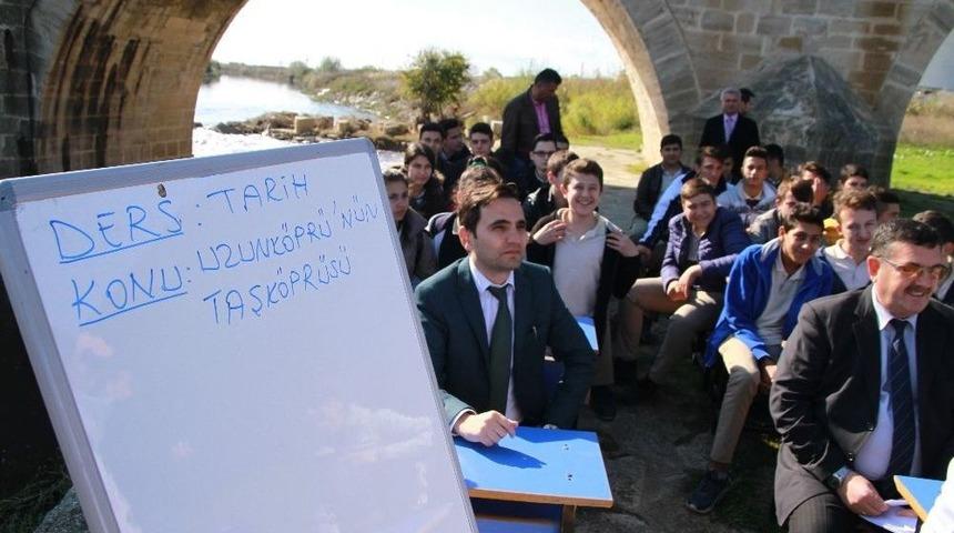 Tarihi G&ouml;rerek &Ouml;ğreniyorlar