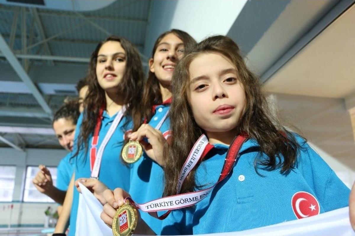 G&ouml;rme Engelli 3 Kardeş Y&uuml;zerek Hayata Tutunuyor