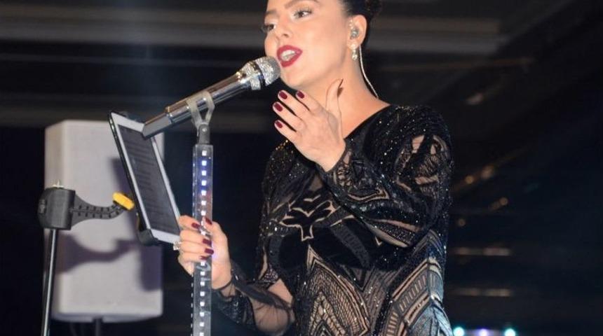 G&uuml;ndeş, İzmirliler İ&ccedil;in 60 Bin Tl&rsquo;lik Elbise Diktiriyor