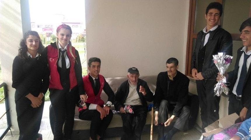 Vanlı Gen&ccedil;lerden Huzurevi Ziyareti