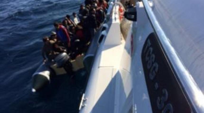 İzmir&rsquo;de G&ouml;&ccedil;men Ka&ccedil;ak&ccedil;ılığı: 35 Kişi Yakalandı