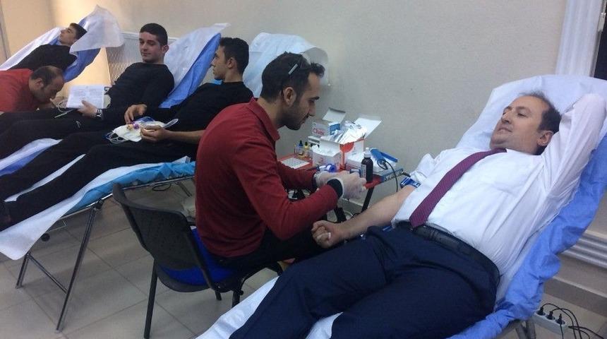 14 Kez Kan Bağışında Bulunan Valiye Bronz Madalya