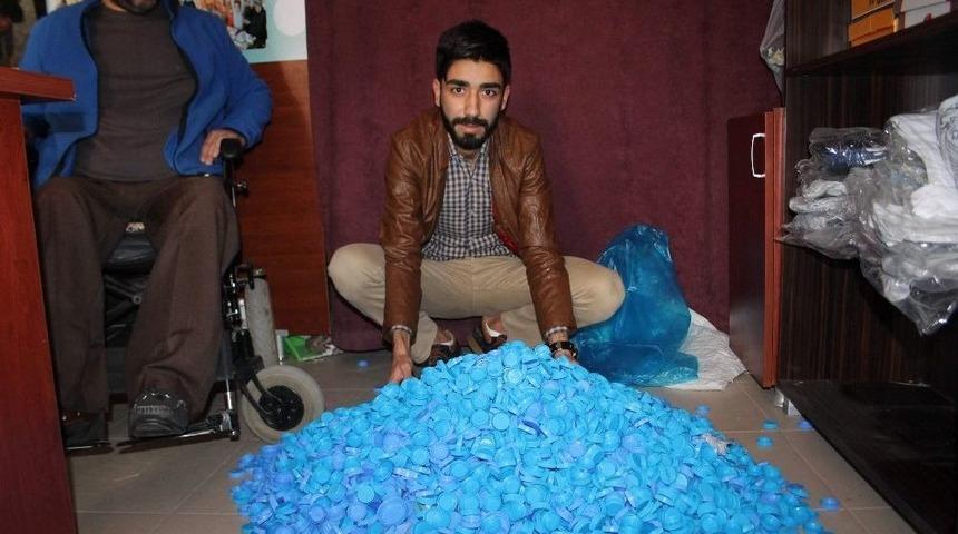 Engelli Komşusu İ&ccedil;in 50 Bin Mavi Kapak Topladı