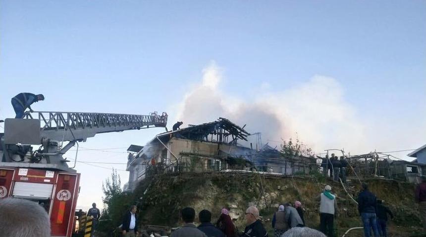 Simav&rsquo;da &Ccedil;atı Yangını