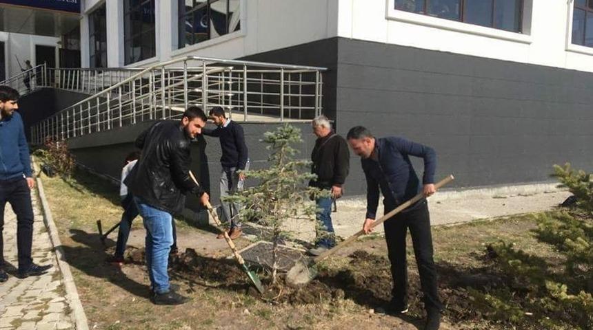 &Uuml;lk&uuml; Ocakları Şehit Fırat &Ccedil;akıroğlu Anısına Ağa&ccedil; Dikti