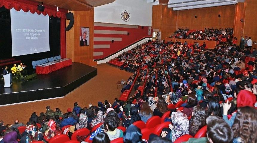 Atat&uuml;rk &Uuml;niversitesi, 11 Bin 851 &Ouml;ğrenciye Uyum Programı D&uuml;zenledi