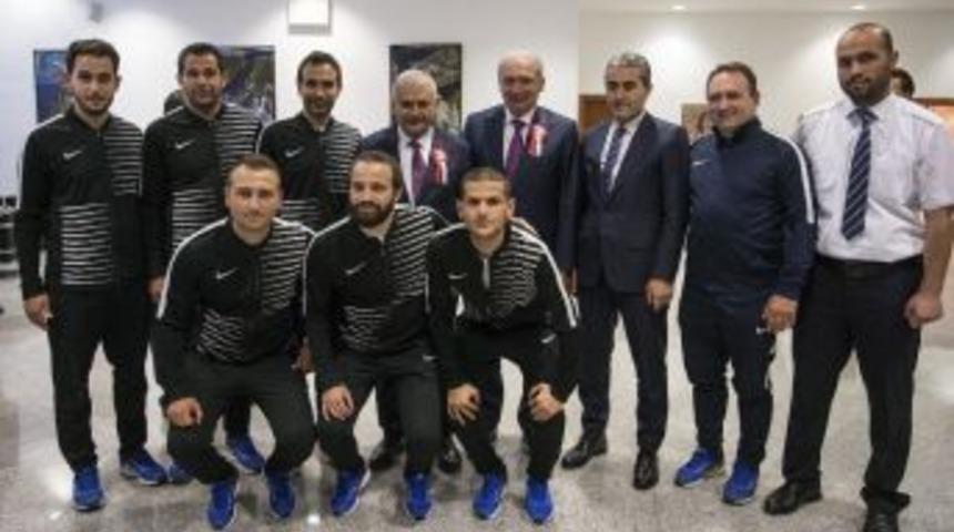 Başbakan Binali Yıldırım, 4. Kez D&uuml;nya Şampiyonu Olan İett Futbol Takımı&rsquo;nı Kabul Etti