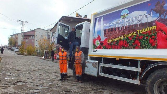 Malazgirt’te Temizlik Çalışmaları Devam Ediyor