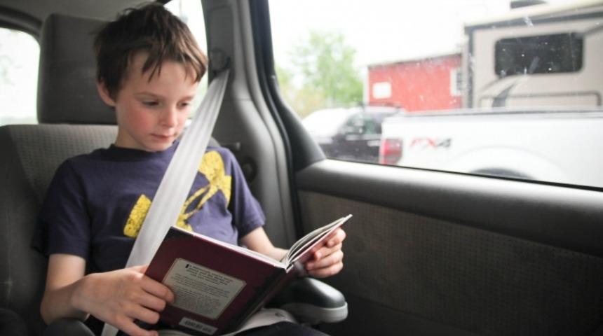 Arabada Kitap Okurken Neden Mideniz Bulanıyor?