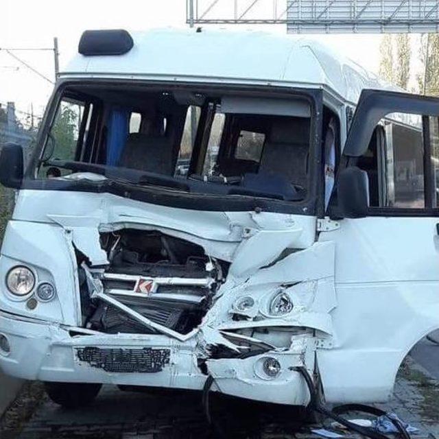 Okul Servisi İle Kamyonet Çarpıştı, 9 Kişi Yaralandı 1