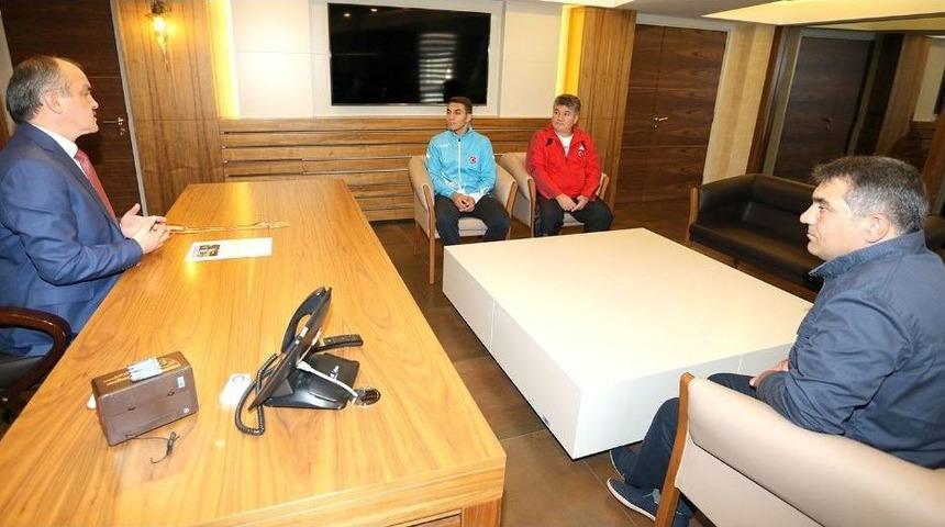 Başkan G&uuml;rlesin, D&uuml;nya Karate Şampiyonunu Ağırladı