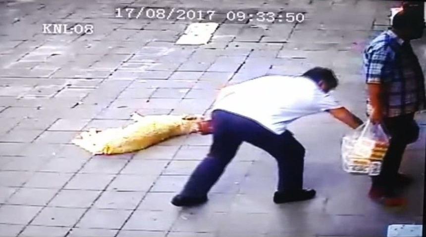 (&ouml;zel Haber)k&ouml;pekler Saldırınca &Ouml;nce Paketleri Fırlattı Sonra Yere D&uuml;şt&uuml;