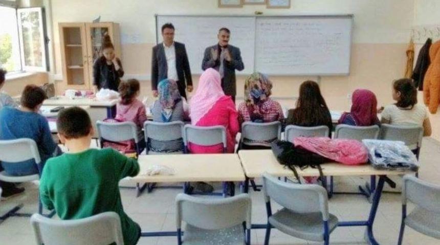 Tatil Yapmayıp Hafta Sonları &Ouml;ğrencilerine &Uuml;cretsiz Ders Veriyorlar