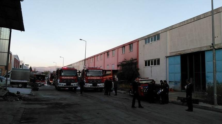 Dokuma At&ouml;lyesindeki Yangın B&uuml;y&uuml;k Hasara Yol A&ccedil;tı