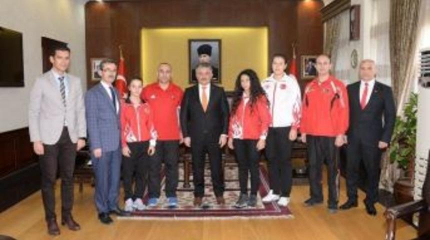 Başarılı Sporcular Vali Yazıcı&rsquo;yı Ziyaret Etti