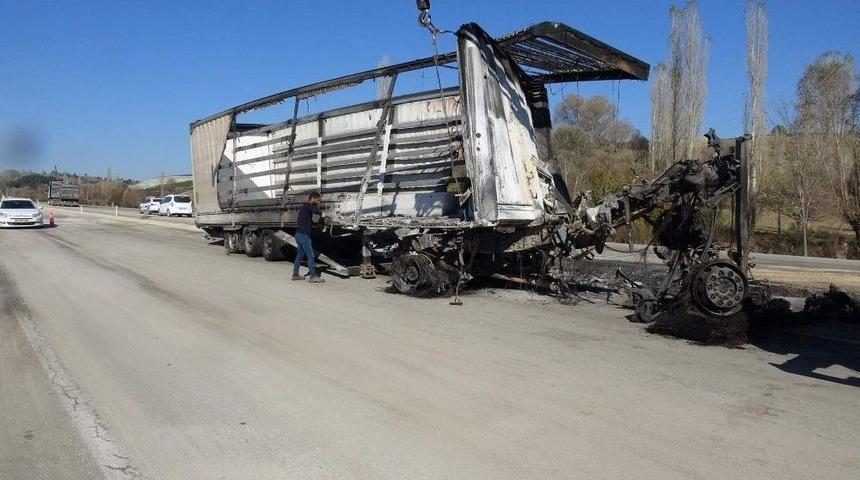 3 Kişinin &Ouml;ld&uuml;ğ&uuml; Tır Kazasının Ardından