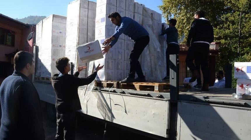 Afganlı M&uuml;ltecilere 2 Tır Dolusu Yardım