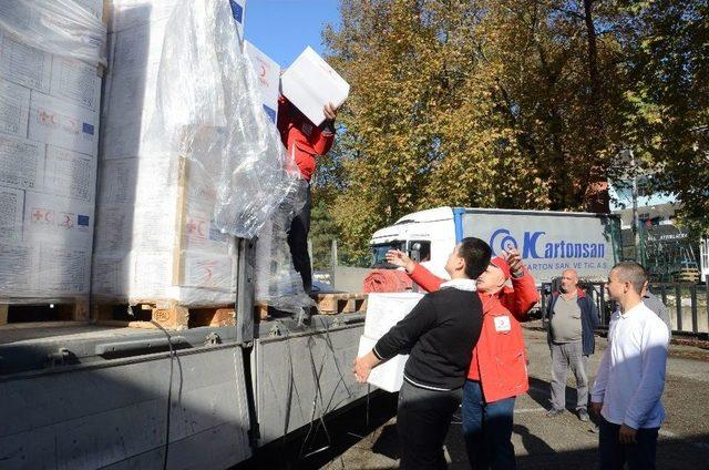 Afganlı M&uuml;ltecilere 2 Tır Dolusu Yardım 1