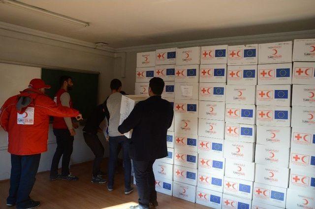 Afganlı M&uuml;ltecilere 2 Tır Dolusu Yardım 2