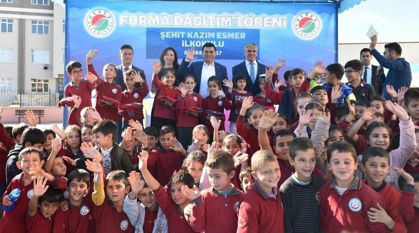 900 &Ouml;ğrencinin Okul Formaları T&uuml;t&uuml;nc&uuml;&rsquo;den