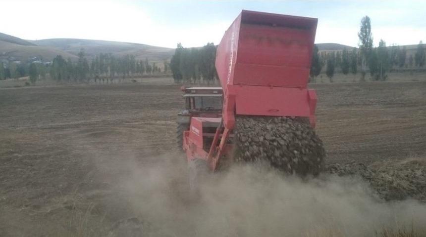 Tarlalar Taştan Arınıyor