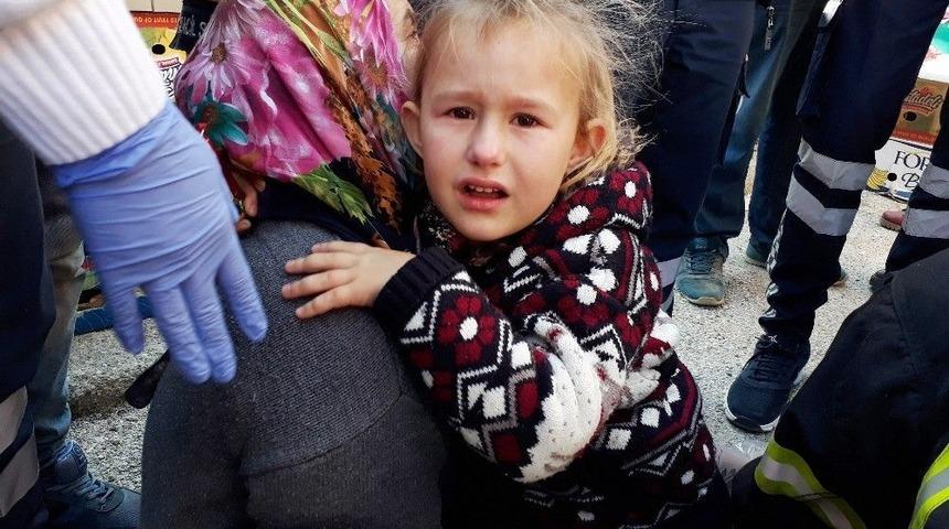 Ayağı Su Borusuna Sıkışan K&uuml;&ccedil;&uuml;k &Ccedil;ocuğun Zor Anları