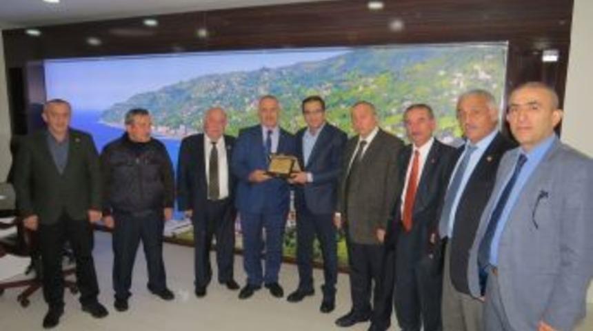 Başkan Esmen&rsquo;e Muhtarlardan Teşekk&uuml;r Plaketi