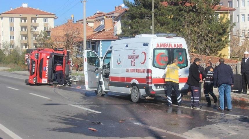 İtfaiye İle Hafif Ticari Ara&ccedil; &Ccedil;arpıştı: 5 Yaralı