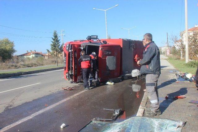 İtfaiye İle Hafif Ticari Araç Çarpıştı: 5 Yaralı