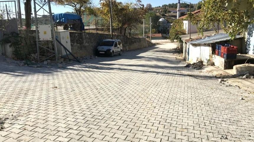 Gebeler Mahallesi Yollarında Kilit Parke Taşı D&ouml;şeniyor