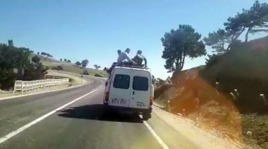 Minib&uuml;s&uuml;n &Uuml;st&uuml;nde Tehlikeli Yolculuk