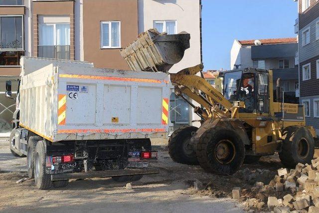 Yol Yapım Çalışmaları Hacı Ahmet Mahallesinde Devam Ediyor