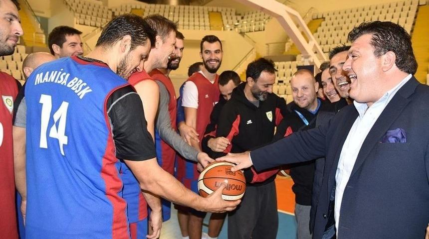 Manisa B&uuml;y&uuml;kşehir&rsquo;in Dev Adamlarına Baklavalı S&uuml;rpriz