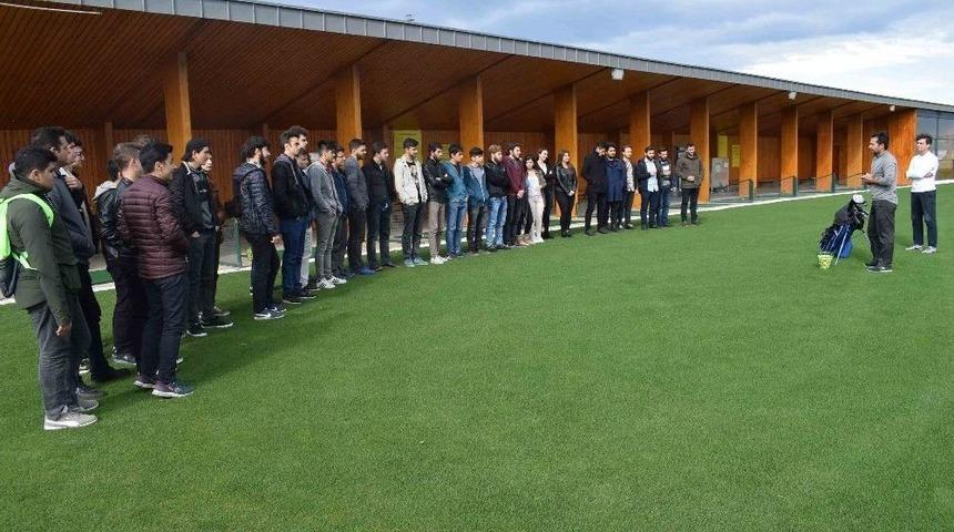 &Uuml;niversite &Ouml;ğrencilerinin Golf Keyfi