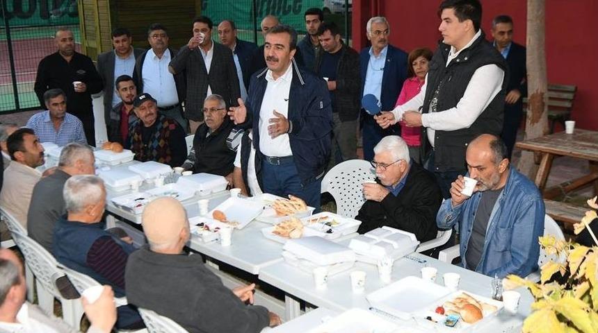 &Ccedil;etin: "bu Kadar Halkın İ&ccedil;inde Olan Bir Başkan G&ouml;rd&uuml;n&uuml;z M&uuml;?"