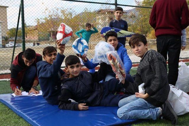 Lice Belediyesi Okullara Spor Malzemesi Dağıttı 1