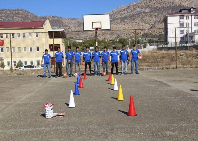 Lice Belediyesi Okullara Spor Malzemesi Dağıttı 2