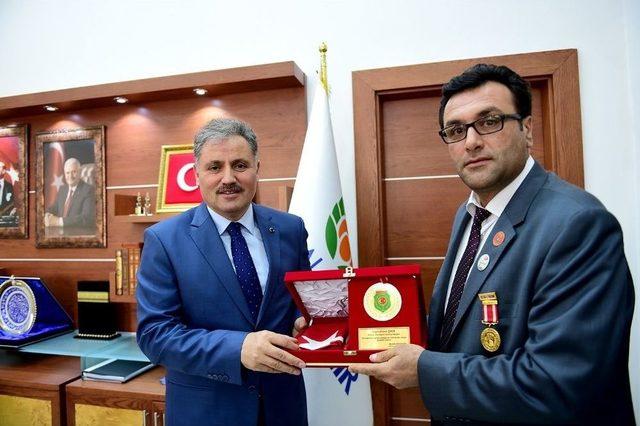 B&uuml;y&uuml;kşehir Belediye Başkanı Ahmet &Ccedil;akır: 1