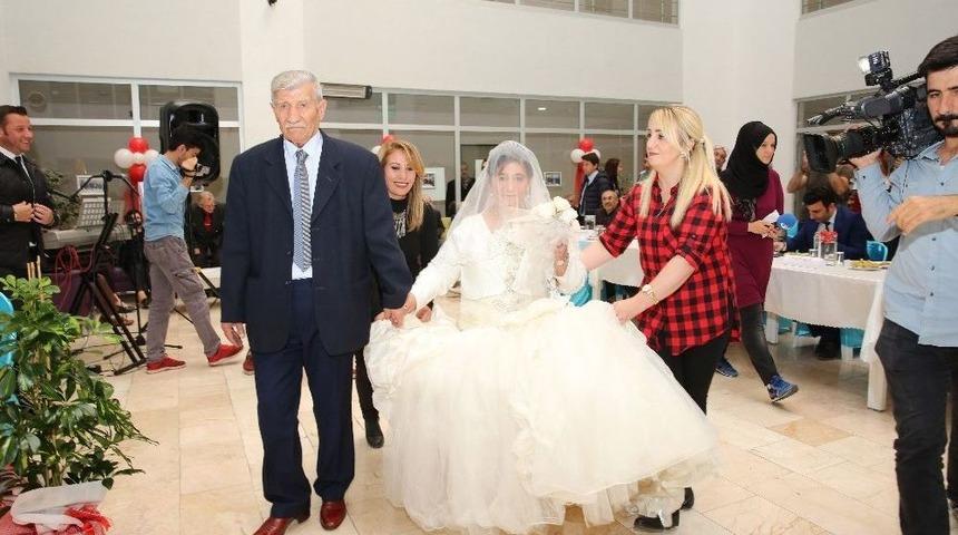 İkinci Baharını Yaşayan Yaşlı &Ccedil;ift Mutluluğu Huzurevinde Buldu