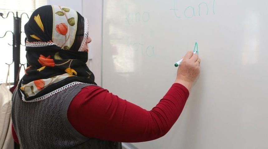 Nil&uuml;fer Belediyesi&rsquo;nden Kadınlara Okuma Ve Yazma Kursu
