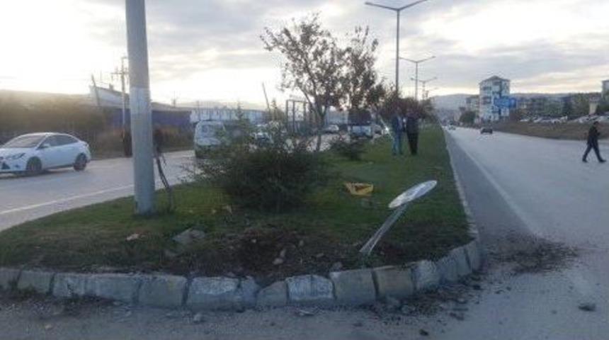 Kamyonet Yoldan &Ccedil;ıktı; 2 Yaralı