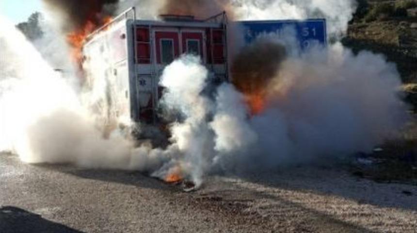 Seyir Halindeki Aks Ambulansı Alev Alev Yandı