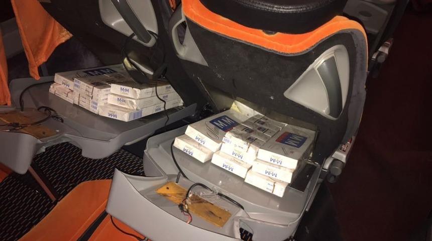 Yolcu Otob&uuml;s&uuml;n&uuml;n Koltuk İ&ccedil;inden Ve Tavanından Ka&ccedil;ak Sigara &Ccedil;ıktı