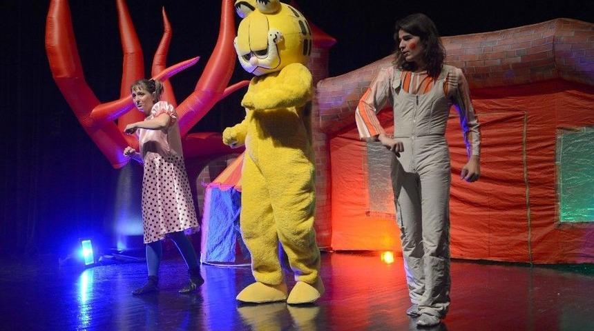 &lsquo;ihtiyar Kedi&rsquo; &Ccedil;ocukları Kahkahaya Boğdu