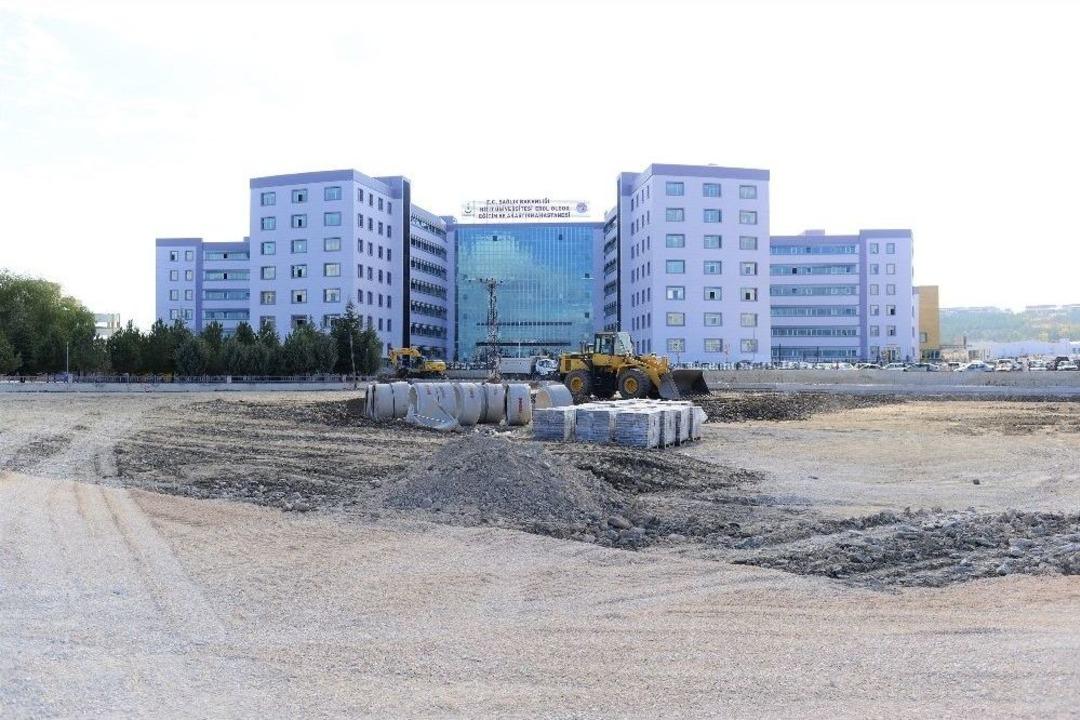 &Ccedil;orum Belediyesi, Yeni Hastane Etrafına Yeni Yollar Ve Otoparklar Yapıyor