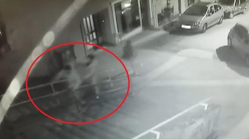 Kavgayı Ayıranı Iraklıların Bı&ccedil;aklaması G&uuml;venlik Kamerasında