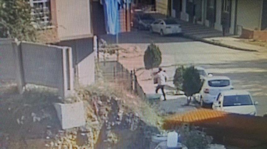 Saldırı Hazırlığındayken Yakalanan Deaş&rsquo;lı Ter&ouml;ristlerin Evdeki Malzemeleri Otomobile Taşıdıkları Anın Fotoğrafları Ortaya &Ccedil;ıktı